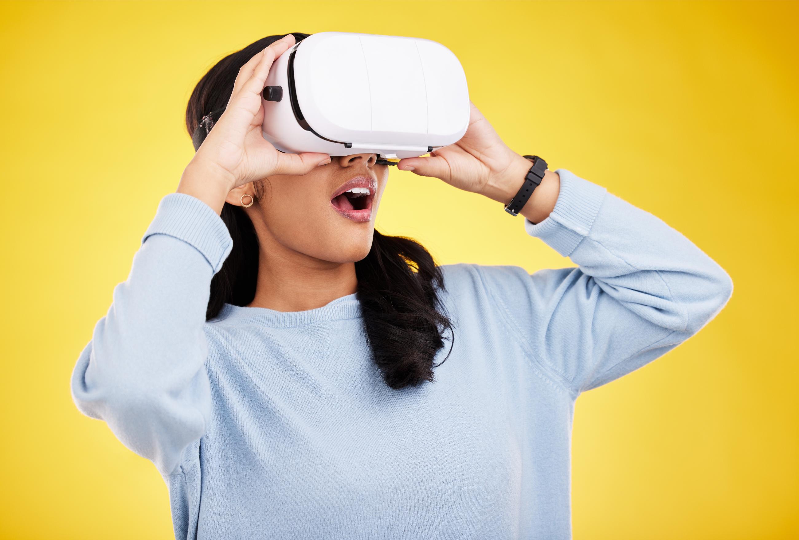 femme portant un casque de réalité virtuelle